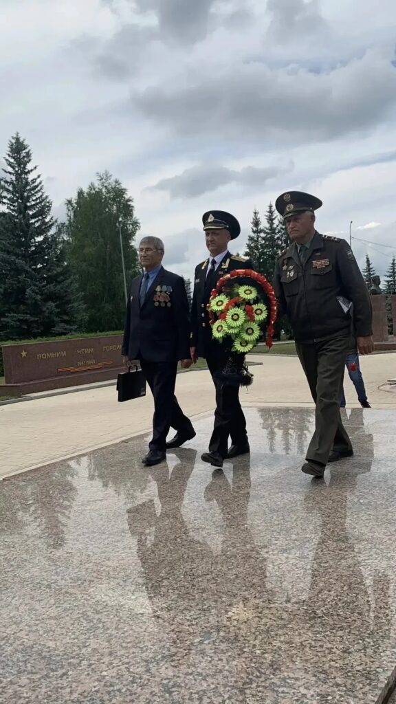 Возложение цветов к Мемориалу Думы солдата