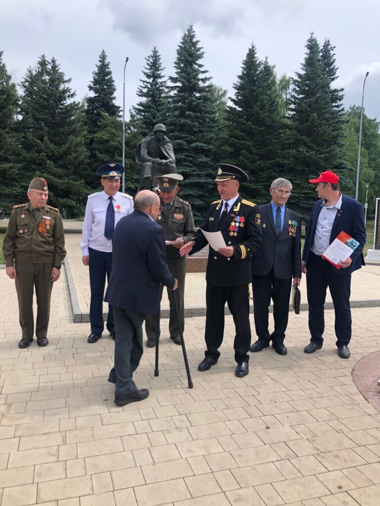 Вручение партийного билета новому члену КПРФ