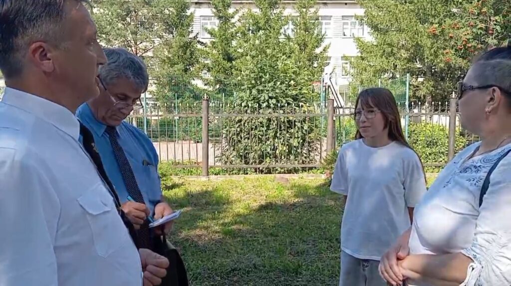 Кандидат в депутаты Иван Липовский общается с жителями Дюртюлей